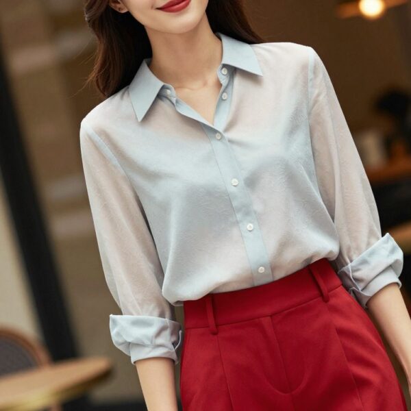 Jaka bluzka do czerwonych spodni najlepiej zagra, żeby nie zrobić zbyt ostrego kontrastu